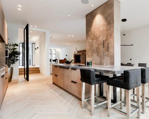 Amsterdamse design woning met luxe keuken en stalen taatsdeur